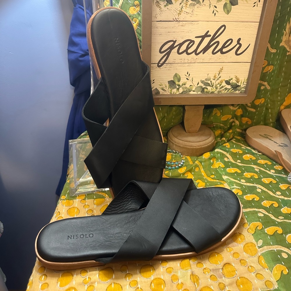 Nisolo Black Cross-Strap Leather Sandals